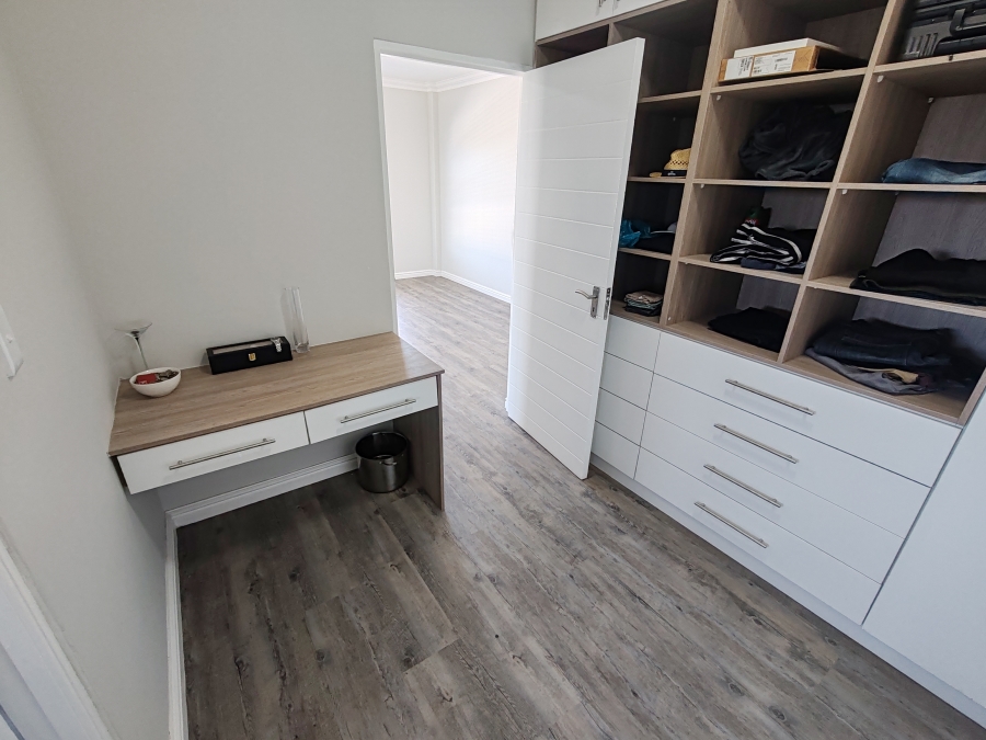 To Let 4 Bedroom Property for Rent in Hoogland Western Cape